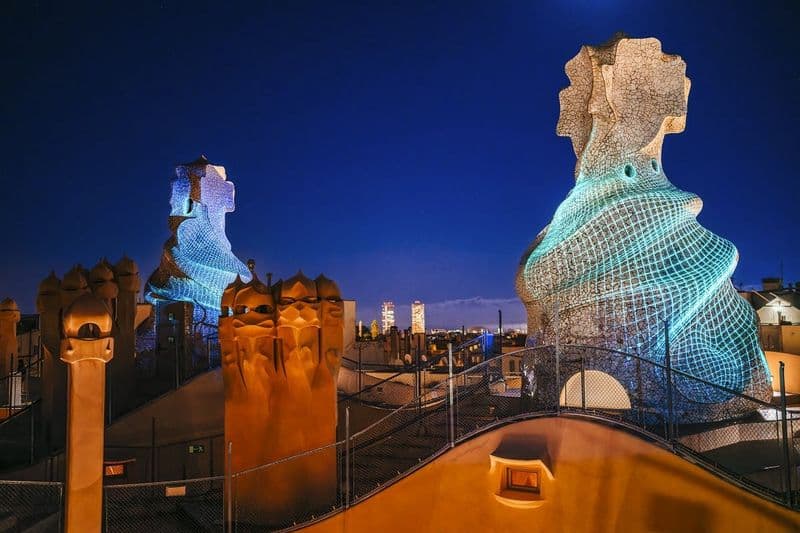 Casa Milà - La Pedrera : Visite guidée nocturne + Dîner facultatif