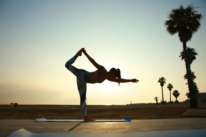 Billet Barcelone : Expérience de voile avec yoga et brunch sain