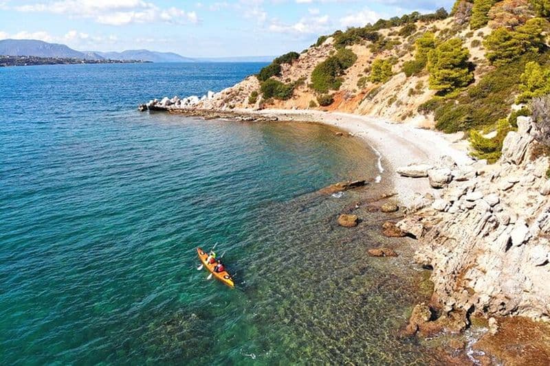 Kayak de mer à Egglezonissi dans le centre d'Eubée