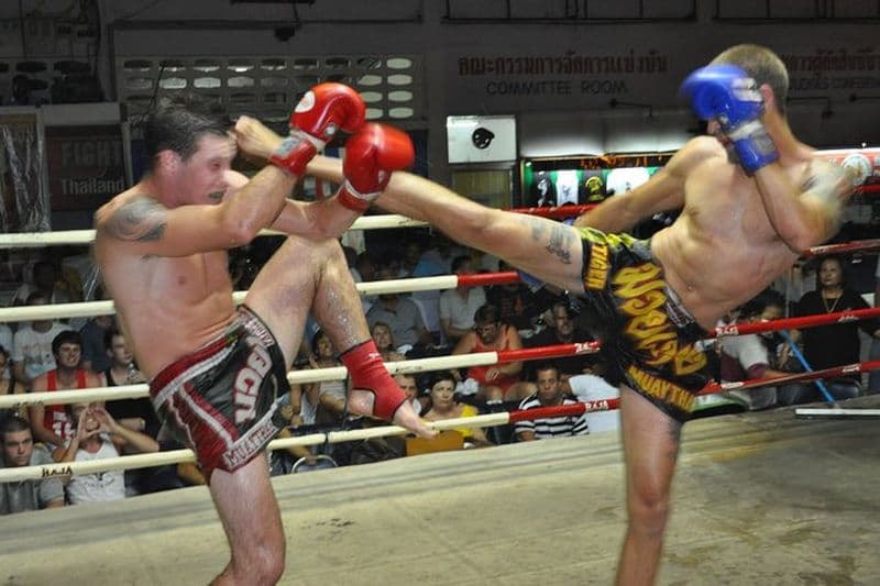 Match de boxe muay thaïlandais Action – Patong Stadium