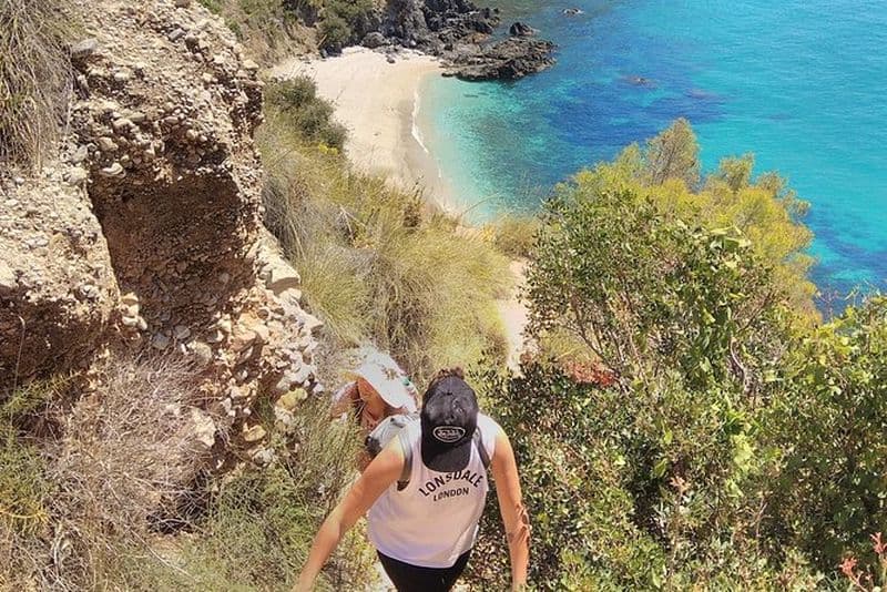 Excursion d'une demi-journée de randonnée et de plongée en apnée à Malaga en petit groupe
