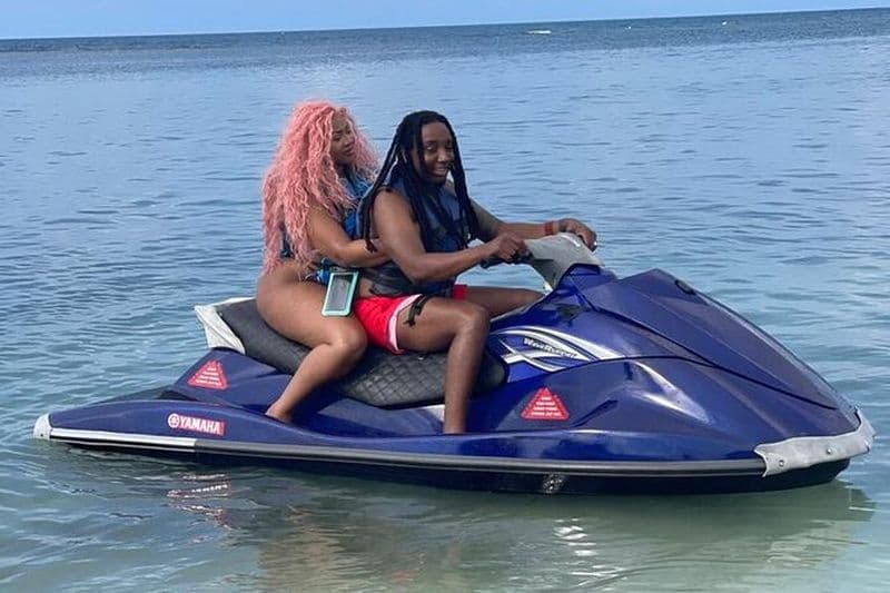 Jet Ski et Margaritaville day vibes.