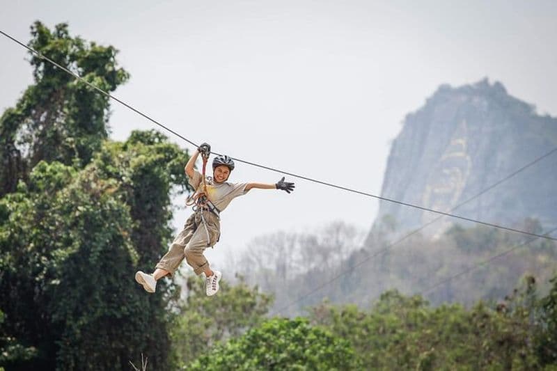 Aventure en tyrolienne à Pattaya avec vue sur la montagne de Bouddha