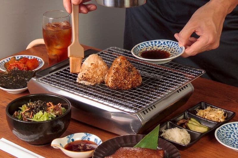 Wagyu BBQ & Onigiri Faire de l'expérience avec du riz en pot d'argile