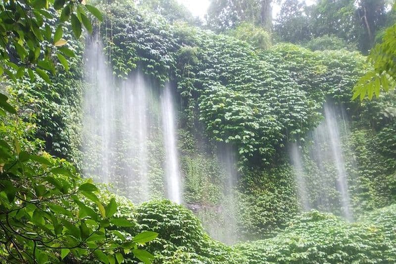 Benang Kelambu & Stokel cascades et tissage à la main Village Tour