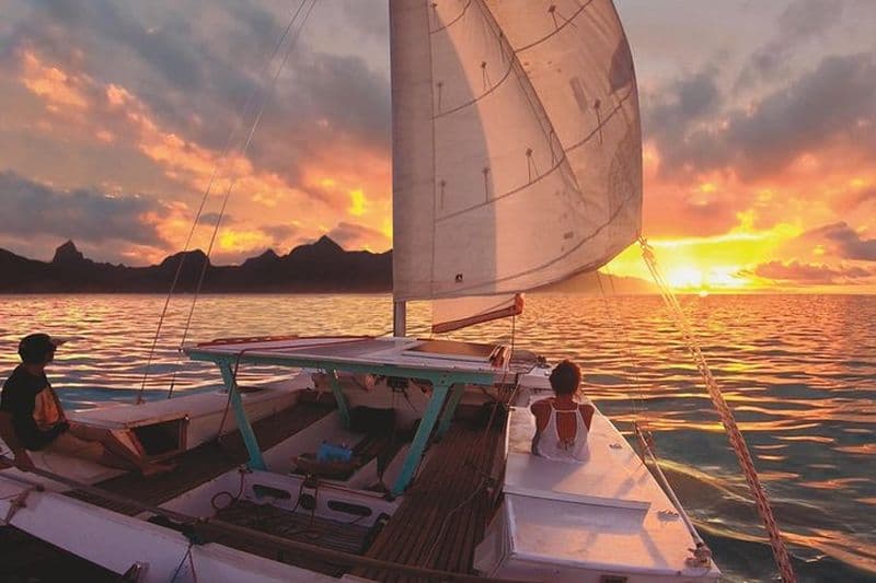 Croisière au coucher du soleil: Moorea naviguant sur un catamaran nommé Taboo