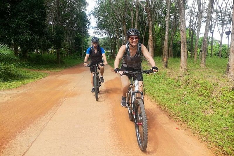 Excursion d'une demi-journée à vélo dans la campagne en petit groupe à Phuket