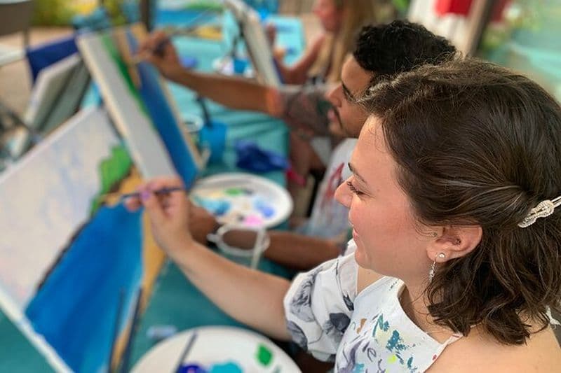 Profitez d'un peu de créativité avec une fête de peinture de style hawaïen