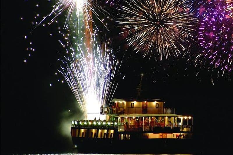 Croisière nocturne dans les feux d'artifice de Wave Dancer