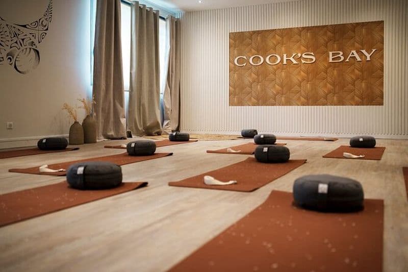 Cours de yoga studio climatisé au Cooks Bay Hotel et Suites