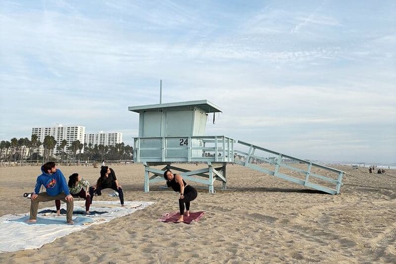 Stretch and Sip: Yoga avec jus de fruits frais sur la plage de Santa Monica