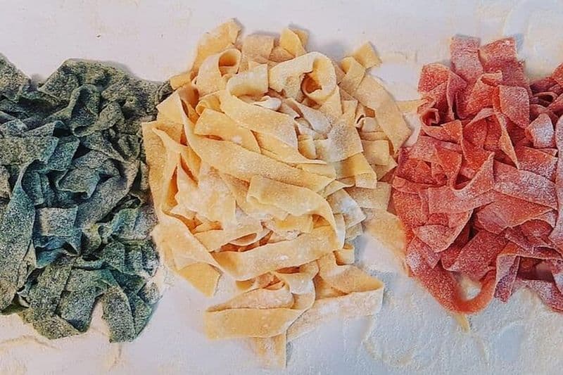 Cours de cuisine de pâtes tricolores avec un chef dans la campagne de Côme