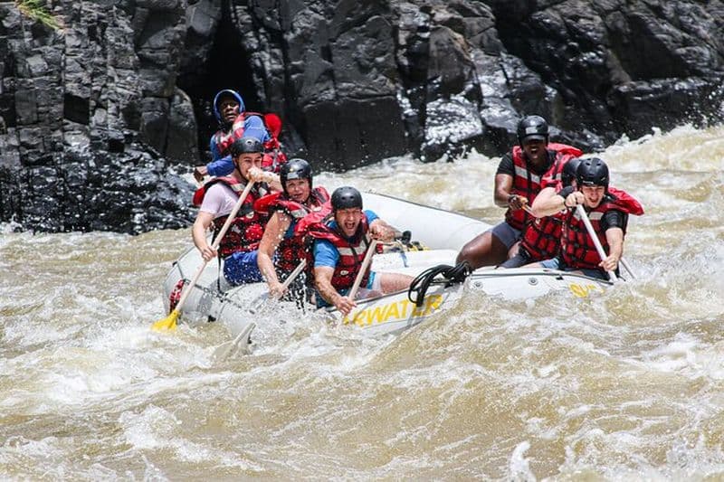 Rafting en eaux vives sur le fleuve Zambèze depuis les chutes Victoria