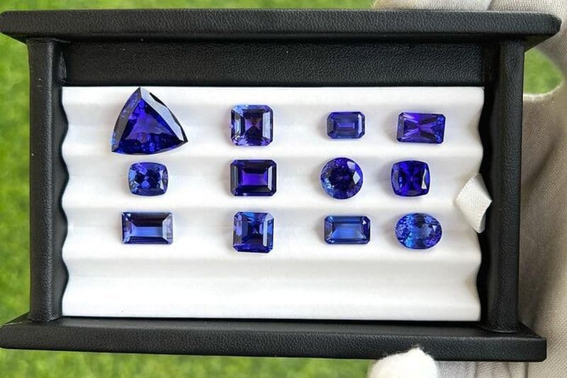 Visite shopping de pierres précieuses africaines, bijoux grenats, perles et artisanat