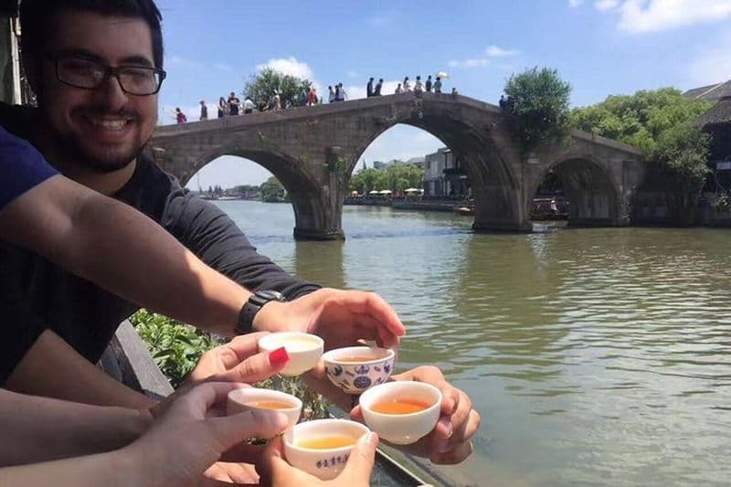 Visite privée d'une demi-journée : ville aquatique de Zhujiajiao avec promenade en gondole