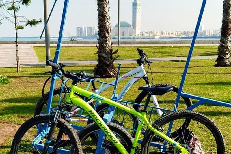 Explorez le cœur de Casablanca lors d'une visite guidée à vélo