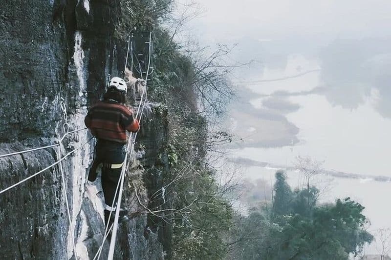 Ferrata d'escalade et aventure de traçage de rivière