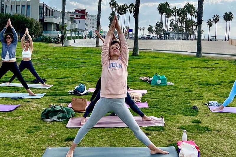 Cours De Yoga Vinyasa Sur La Plage À Santa Monica en Francais