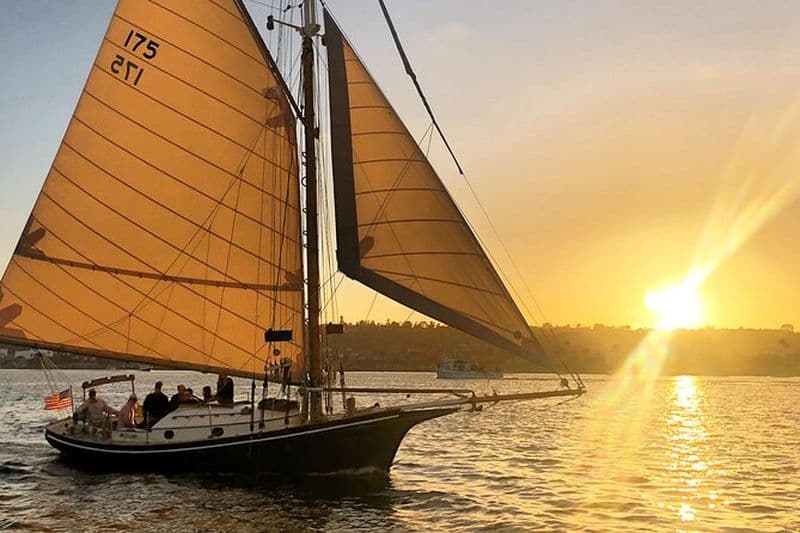 Coucher du soleil ou après-midi Voile sur un yacht vintage Bière et vin inclus