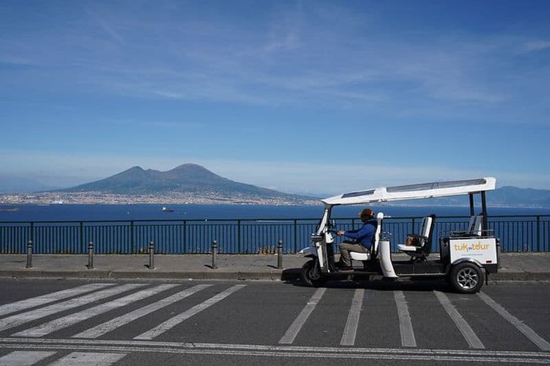 Naples en Tuk Tuk entre panoramas, châteaux et pauses café
