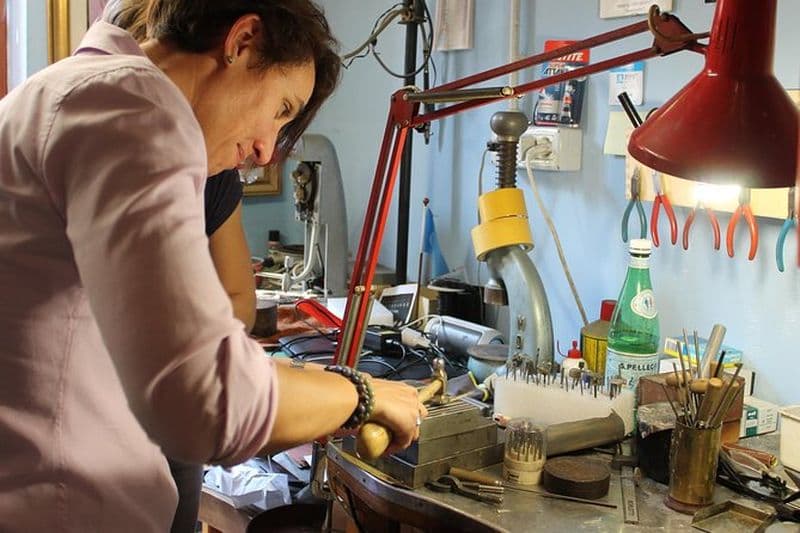 La naissance fascinante d'un bijou dans un laboratoire historique à Milan