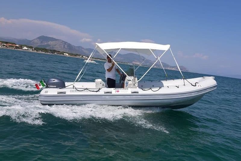 Croisière privée aux îles Pontines à bord du dériveur Clubman 21