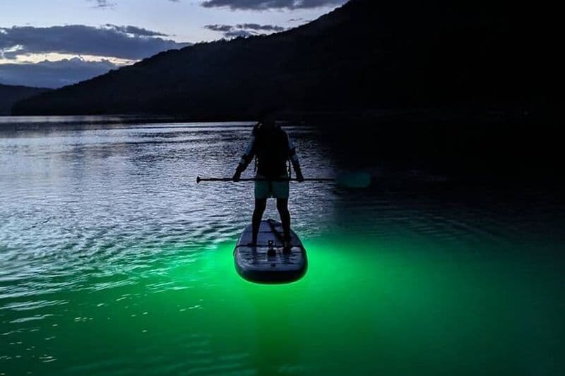 Stand-Up Paddle au coucher du soleil et illuminé avec un guide certifié
