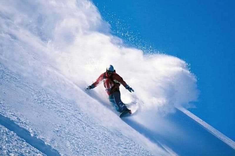 Excursion d'une journée au ski, au snowboard et aux sources chaudes en hiver à Hangzhou