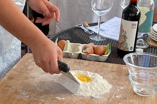 Gênes : Cours de cuisine à domicile Pâtes Pesto et plus avec du vin