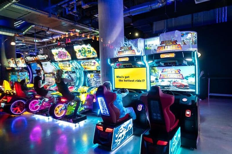 Arcade et mange à l'Alexanderplatz