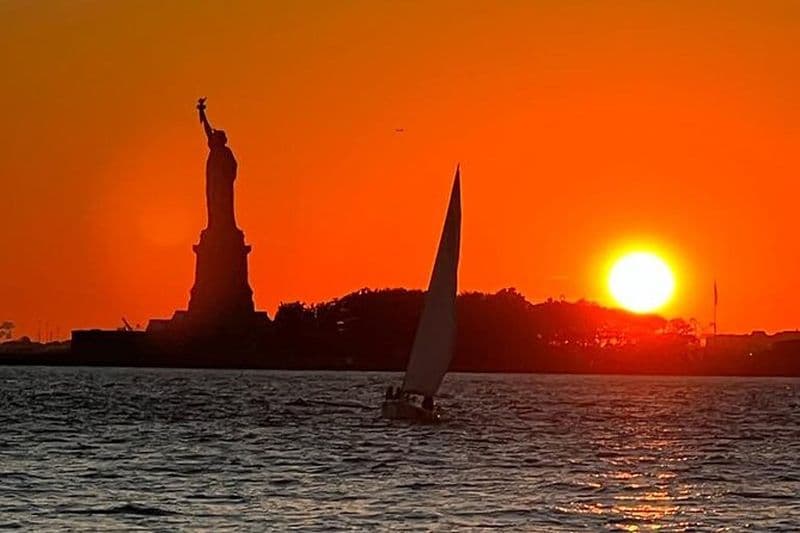 Voile privée au coucher du soleil sur les toits de New York et la Statue de la Liberté