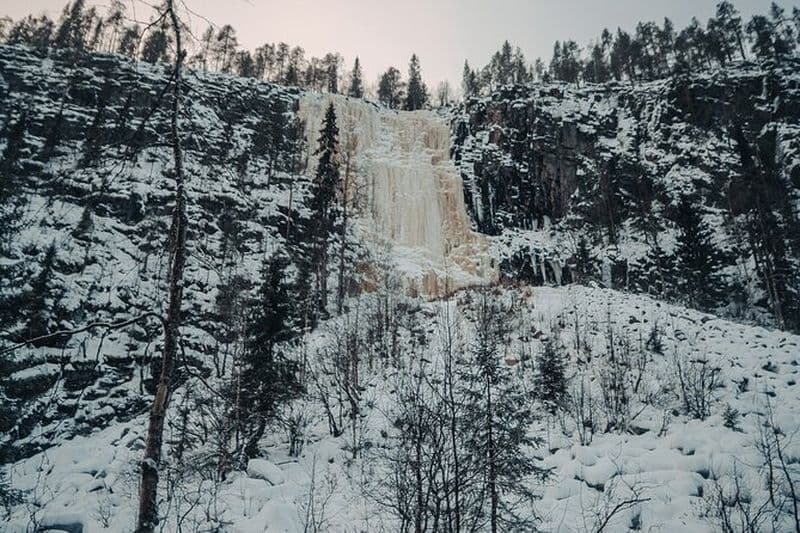 Cascade gelée de Korouoma avec photographie