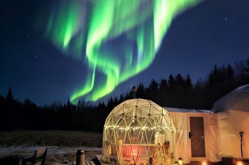 Dormir dans un Igloo en verre sous des aurores boréales