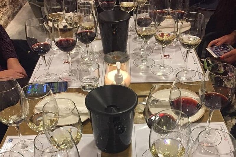 Master Class amusante et dynamique sur les vins crétois avec des fromages locaux et de la charcuterie