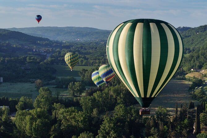Montgolfière au-dessus des collines de Pienza, Montalcino et Val D'Orcia