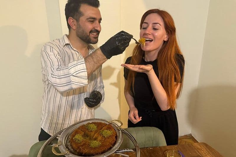 Couteau de pâtisserie au fromage doux turc et atelier dans un foyer local