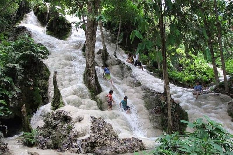 Visite privée de Chiang Mai aux cascades de Bua Thong et à la tyrolienne