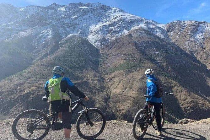 Aventures d'Une journée du VTT dans les montagnes du Haut Atlas