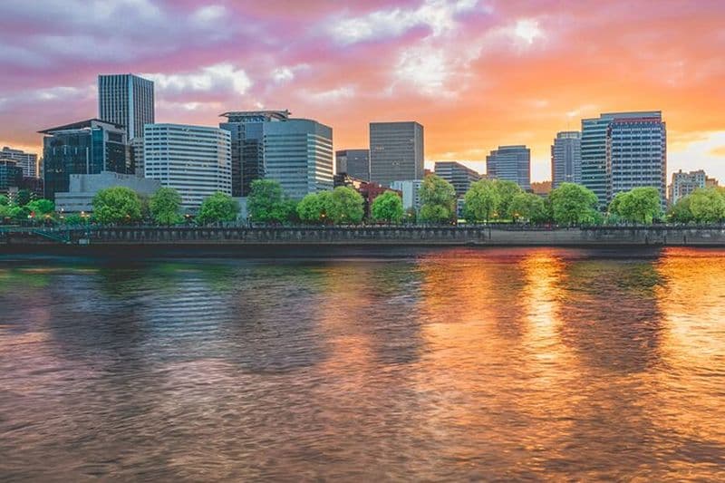 Promenade photographique au coucher du soleil ou de nuit sur l'esplanade d'Eastbank