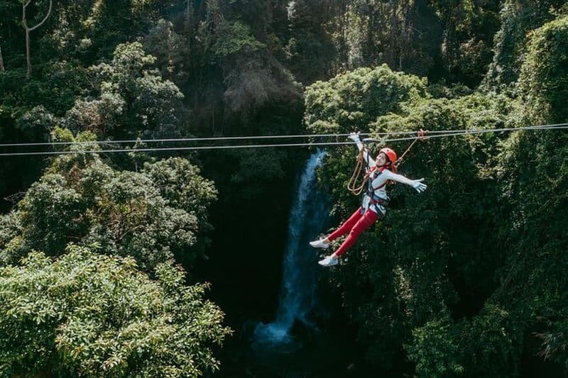 Tyrolienne de Vientiane près de la cascade