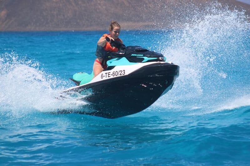 Activité de jet ski sur l'île de Lobos depuis Corralejo