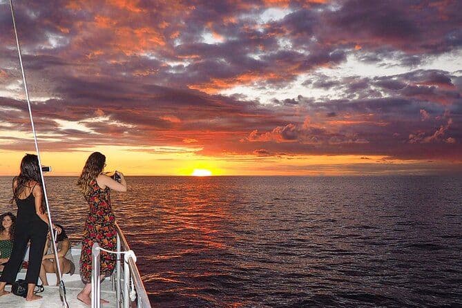 Voile au coucher du soleil avec musique live