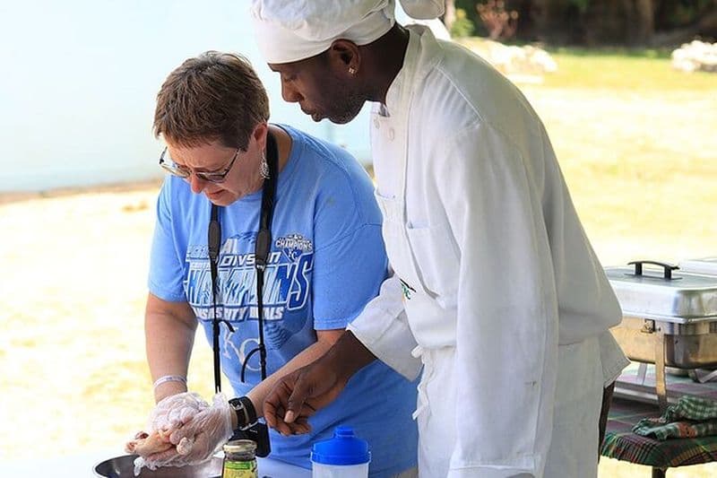 Classe de cuisine à flanc de colline style jamaïcain avec pick-up
