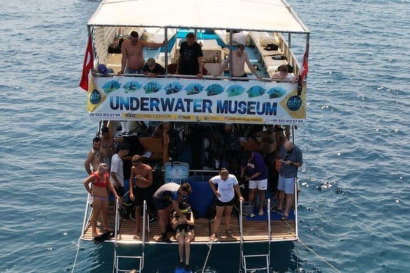 Musée sous-marin latéral et aventure de plongée sous-marine