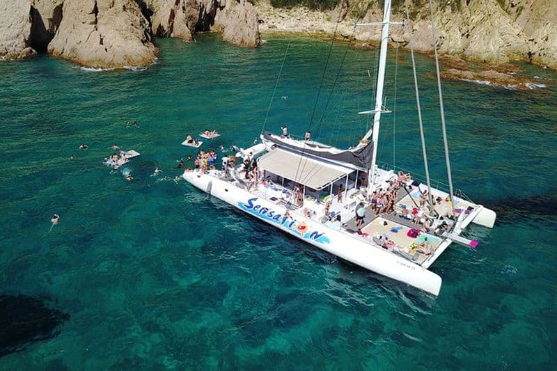 Billet Promenade à travers la Costa Brava dans un grand catamaran avec buffet de barbacoa et salle de bain.