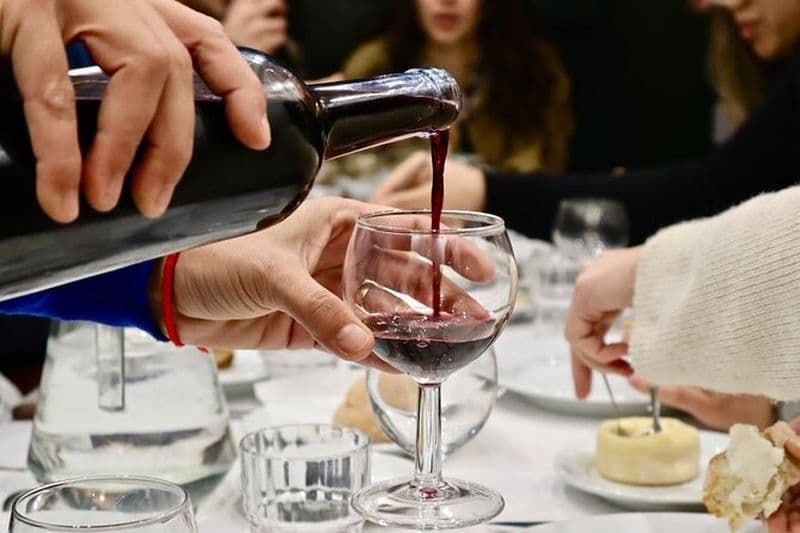 Visite gastronomique privée de Lisbonne – Goûter 10 + Plats et vins locaux