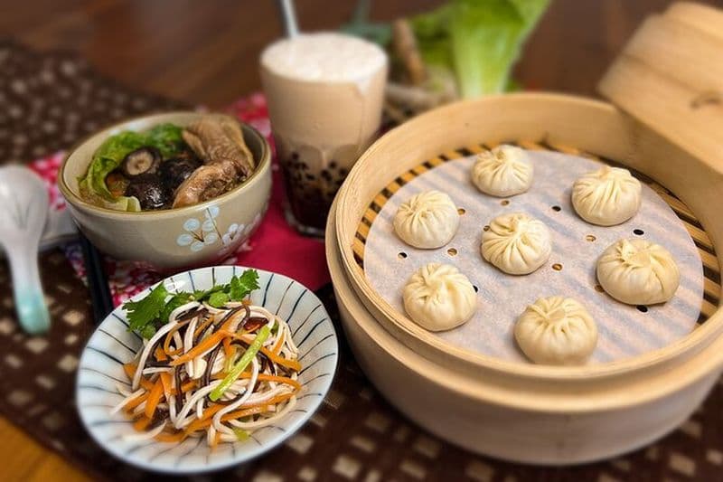 Chaque jour, "Xiaolongbao, nouilles au poulet à l'huile de sésame, salade froide râpée séchée, thé au lait perlé" Taiwan Traditional Food Experience-A, (Cours de cuisine de Taipei)