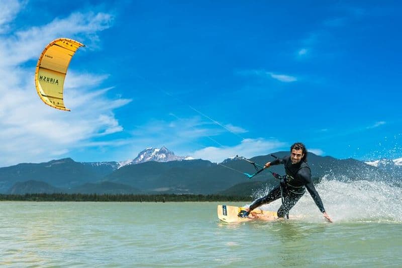 Cours de kitesurf assisté en bateau à Squamish