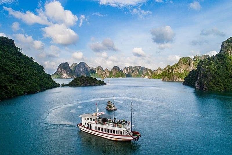 Excursion de six heures en baie d'Ha Long en kayak et baignade sur la plage