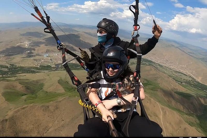 Expérience privée de parapente tandem à la montagne Bayanzurkh